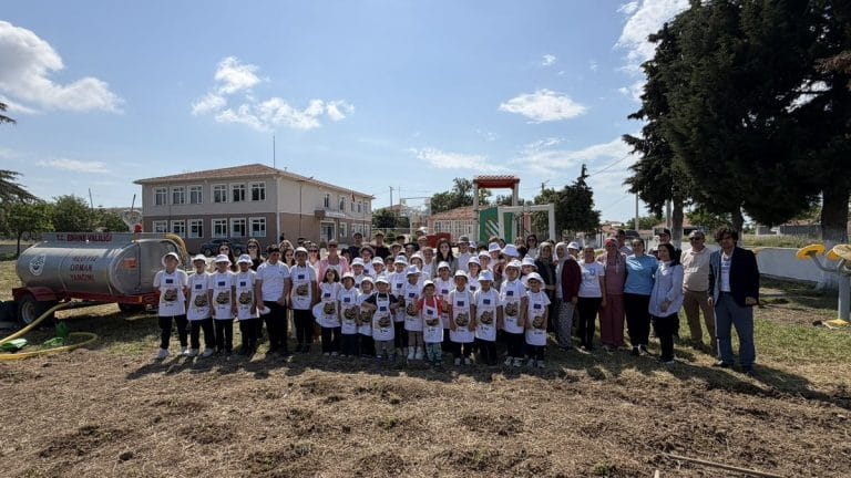 Enez’de minik eller toprakla buluştu