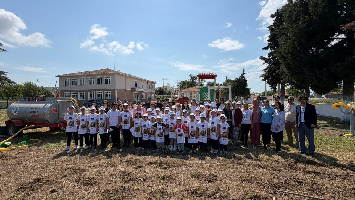 Enez’de minik eller toprakla buluştu