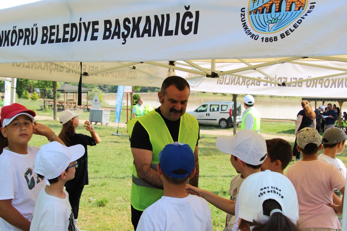 Minik Eller Ördekli Göl’ü Temizledi