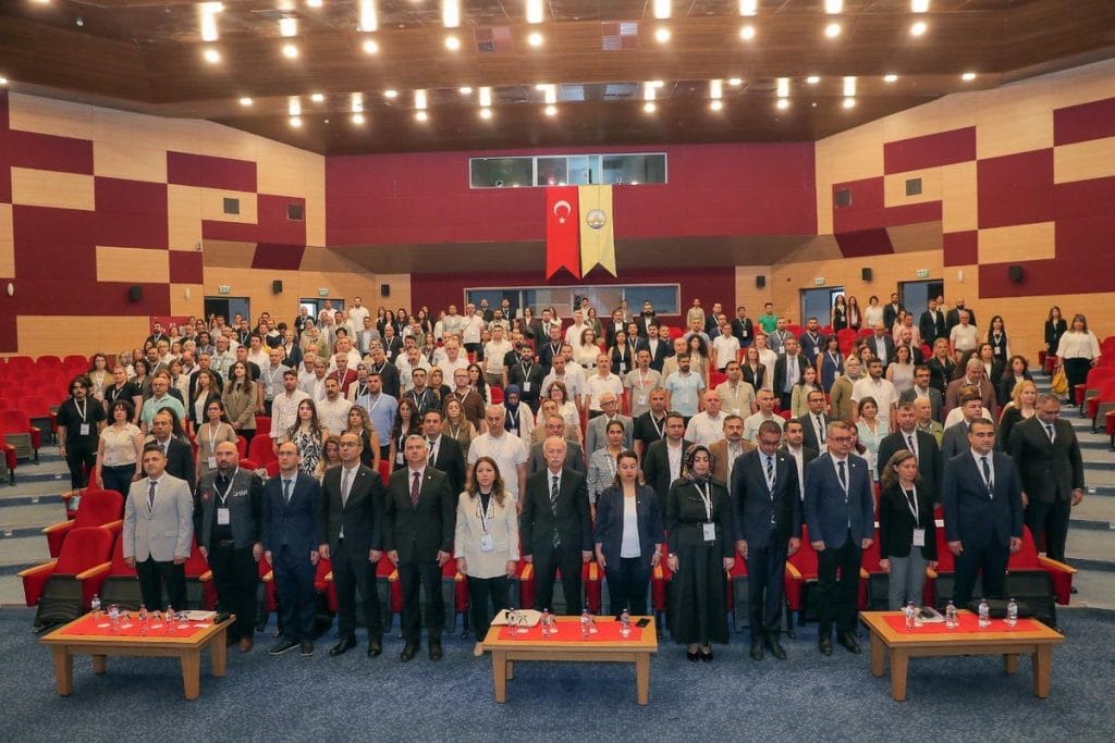 Trakya Üniversitesi'nde Öğrenci İşleri Zirvesi katılımcıları toplantı salonunda