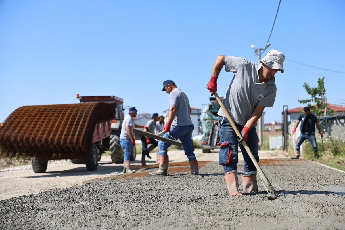 Beton yol yapımı Atasever Sokak’ta başladı