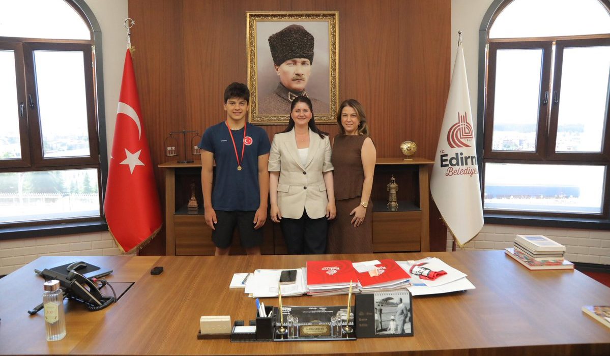 Milli Yüzücü Toprak Topatan’a Belediyeden Anlamlı Hediye