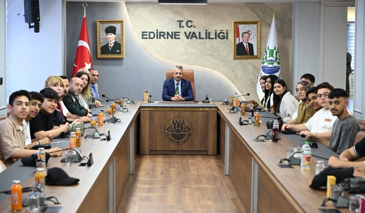Beyoğlu Güzel Sanatlar Lisesi Öğrencileri Vali Sezer’i Ziyaret Etti