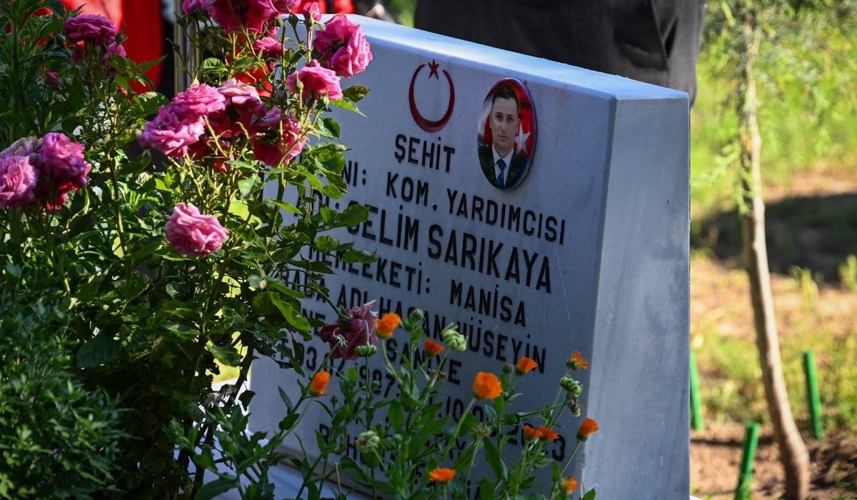 Şehit Komiser Yardımcısı Selim Sarıkaya Kabri Başında Anıldı