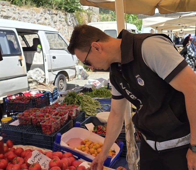 Bozcaada’da Semt Pazarı Denetimi: Fiyat ve Hijyen Masaya Yatırıldı