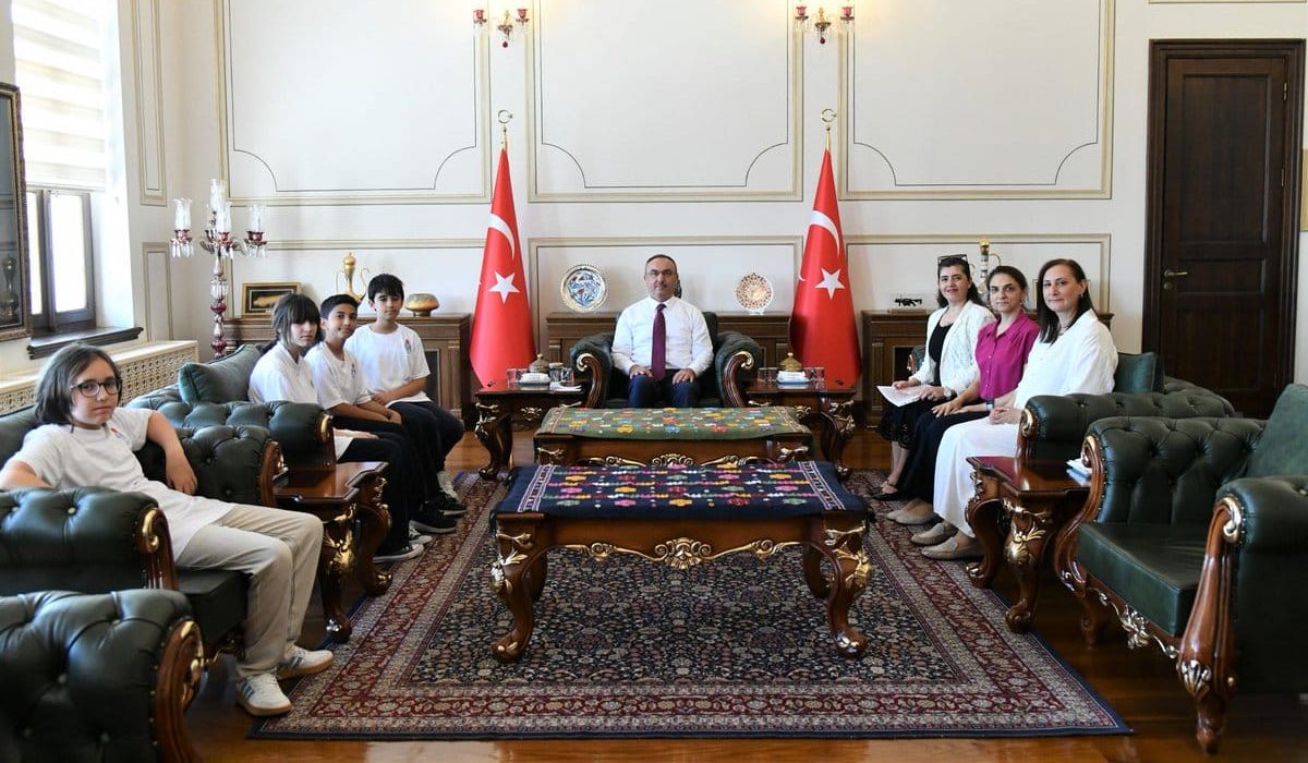 Vali Soytürk’ten anime ve resim takımına tebrik