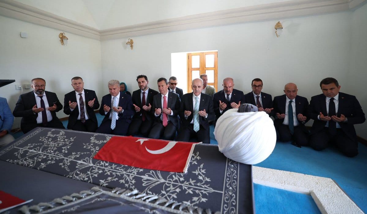 Rumeli Fatihi Gazi Süleyman Paşa Türbesi’nde Dua