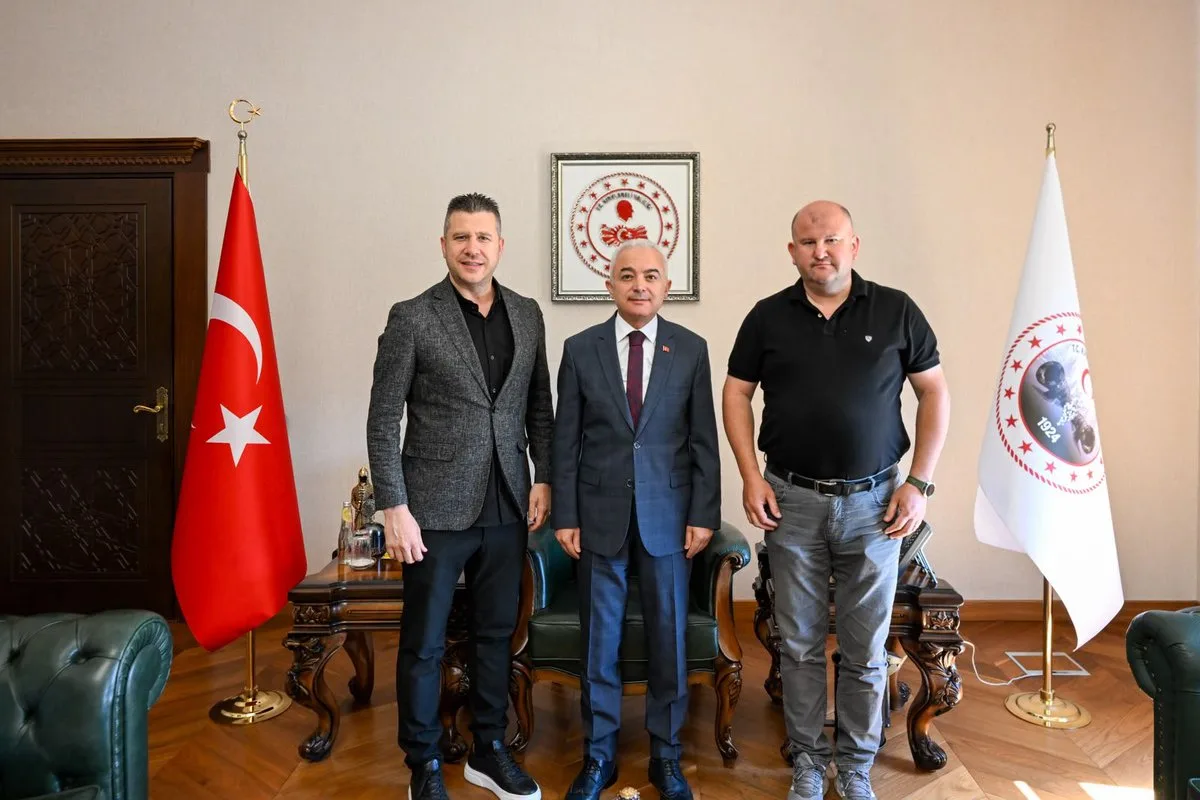 Vali Turan’dan Kırklarelispor’a forma jesti