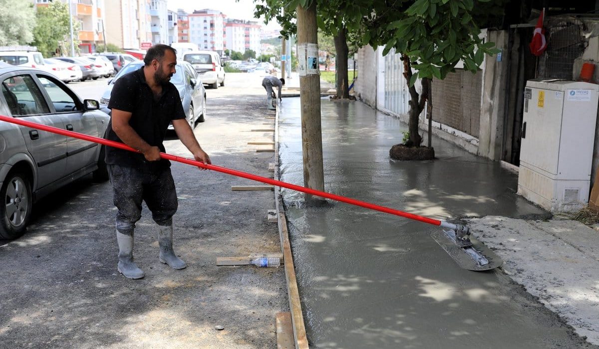 Şimşir Sokak’ta Beton Kaldırım Çalışmaları Sürüyor