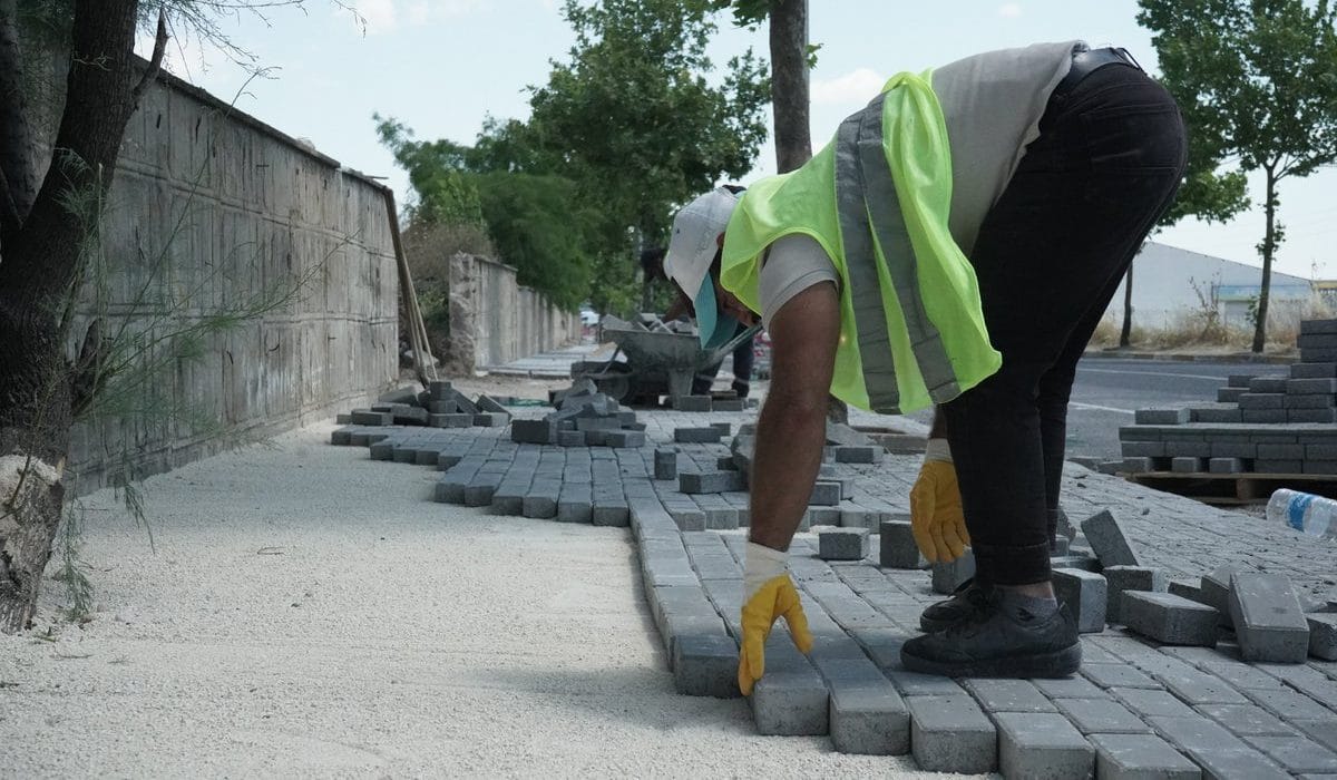 Özgürlük Caddesi’nde Kaldırımlar Yenileniyor