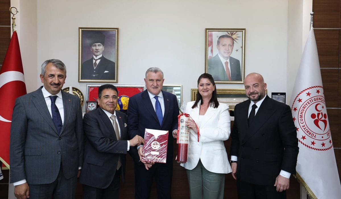 Kırkpınar’a Bakan Daveti: Kırmızı Dipli Mum Takdim Edildi