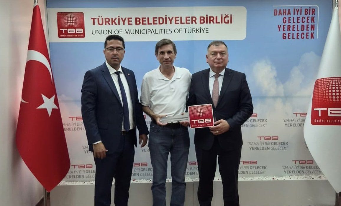 Çorlu’ya hibe yol süpürme aracı teslim edildi