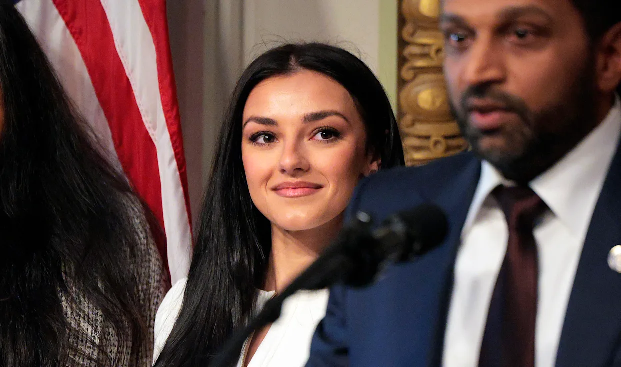 Trump’ın Son Dakika Performansçısı: Kash Patel’in Sevgilisi!