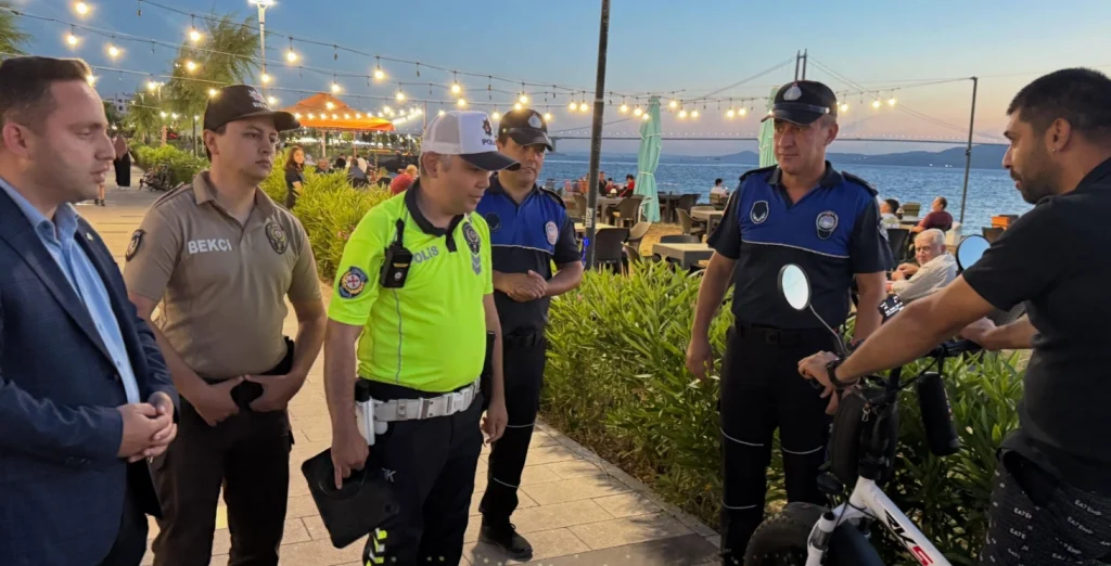 Lapseki'de yaya yollarının ve Millet Bahçesi'nin amacı dışında kullanılmasını önlemek için Zabıta ve Emniyet ortaklığında aralıksız denetimler ve idari yaptırımlar uygulanıyor.