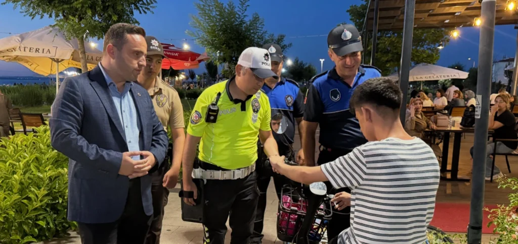Lapseki'de yaya yollarının ve Millet Bahçesi'nin amacı dışında kullanılmasını önlemek için Zabıta ve Emniyet ortaklığında aralıksız denetimler ve idari yaptırımlar uygulanıyor.