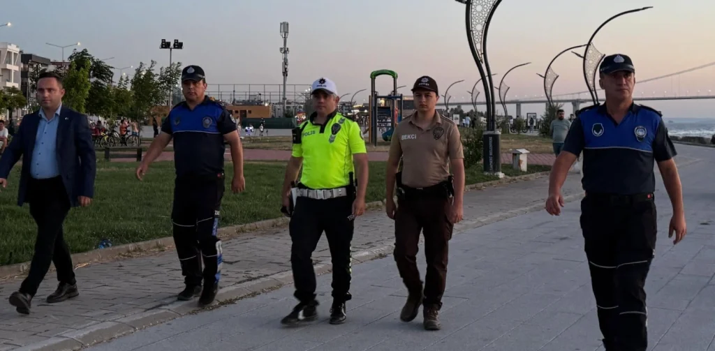 Lapseki'de yaya yollarının ve Millet Bahçesi'nin amacı dışında kullanılmasını önlemek için Zabıta ve Emniyet ortaklığında aralıksız denetimler ve idari yaptırımlar uygulanıyor.