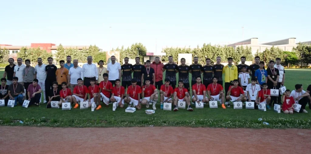 Tekirdağ Emniyet Müdürlüğü futbol takımı ile Aile ve Sosyal Hizmetler İl Müdürlüğüne bağlı Çocuk Evleri'nde kalan gençler, Tekirdağ Stadı'nda düzenlenen anlamlı dostluk maçında bir araya geldi. Sporun birleştirici gücünün vurgulandığı etkinlikte, skor değil dostluk ve kardeşlik kazandı.