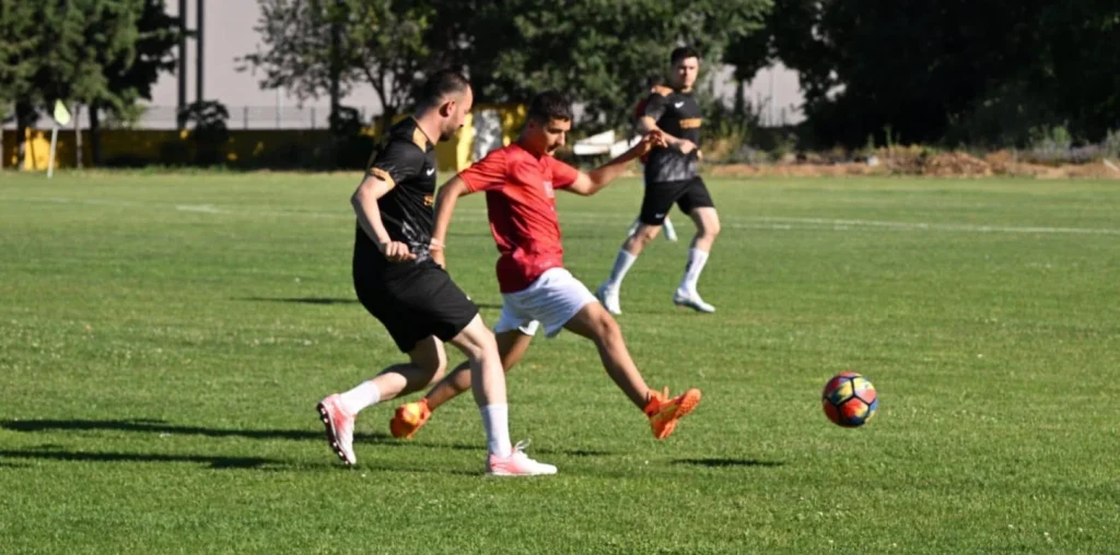 Tekirdağ Emniyet Müdürlüğü futbol takımı ile Aile ve Sosyal Hizmetler İl Müdürlüğüne bağlı Çocuk Evleri'nde kalan gençler, Tekirdağ Stadı'nda düzenlenen anlamlı dostluk maçında bir araya geldi. Sporun birleştirici gücünün vurgulandığı etkinlikte, skor değil dostluk ve kardeşlik kazandı.