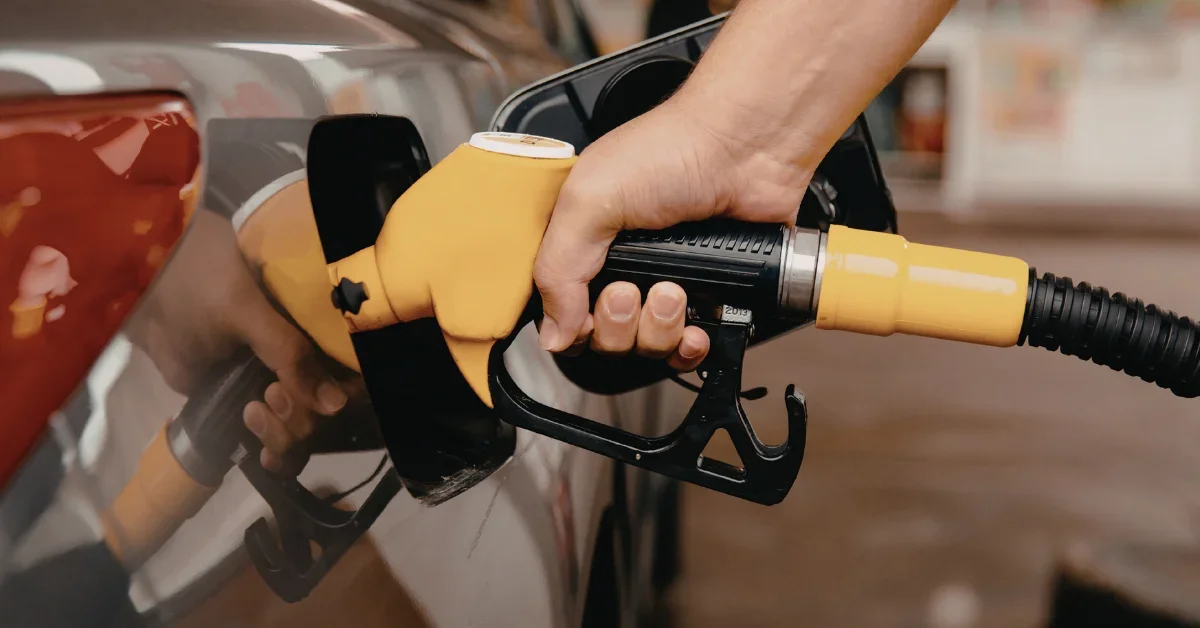 Benzin ve motorine çifte indirim geliyor: İşte yeni fiyatlar
