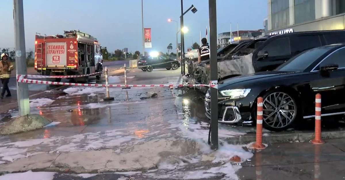 Bakırköy’de galeri önünde 4 lüks araç yandı: 50 milyon liralık hasar