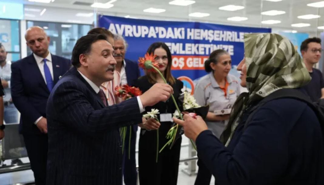 Kayseri’de Gurbetçilere Çiçekli Karşılama: ‘Şehrimize Bahar Getiriyorsunuz’