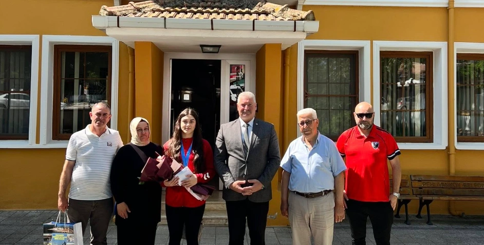 Avrupa Şampiyonu milli sporcumuz Kıymet Rümeysa Tezcan, Pehlivanköy Belediye Başkanı Gündüz Hoşgör'ü makamında ziyaret etti. Detaylar haberimizde.