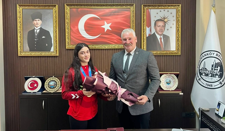 Avrupa Şampiyonu milli sporcumuz Kıymet Rümeysa Tezcan, Pehlivanköy Belediye Başkanı Gündüz Hoşgör'ü makamında ziyaret etti. Detaylar haberimizde.