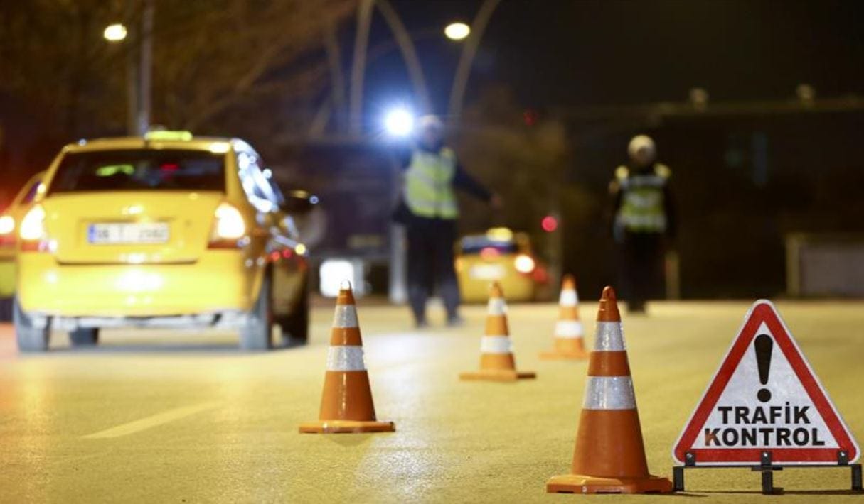 Turisti dolandıran taksicinin aracı trafikten men edildi