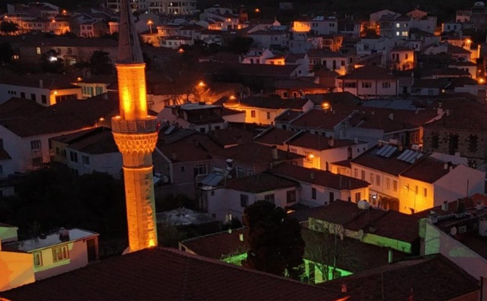 Bozcaada’daki Tarihi Camilerin Aydınlatması Tamamlandı