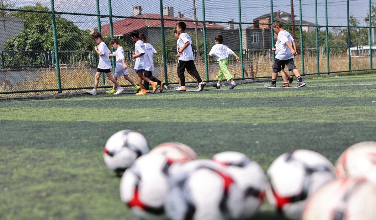 Pınarca’da Futbol Kursuyla Yaz Tatili Verimli Geçiyor