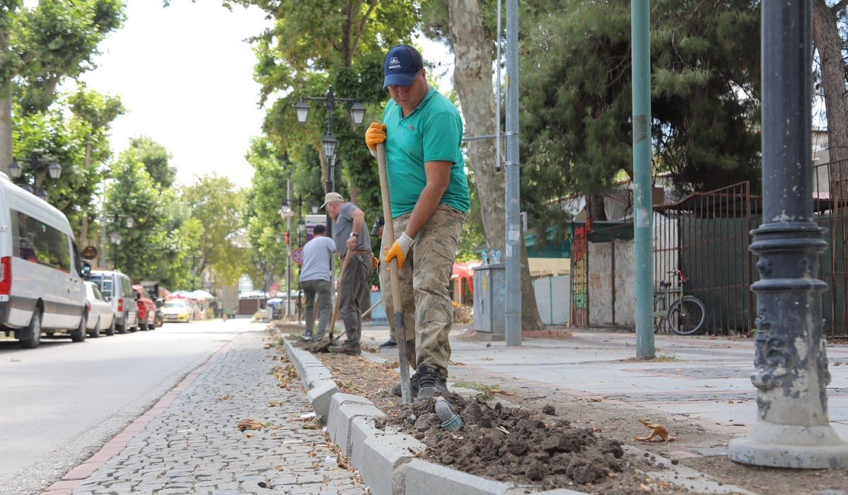 Edirne’de Çiçek Ekimi ve Çocuk Parkına Kauçuk Zemin