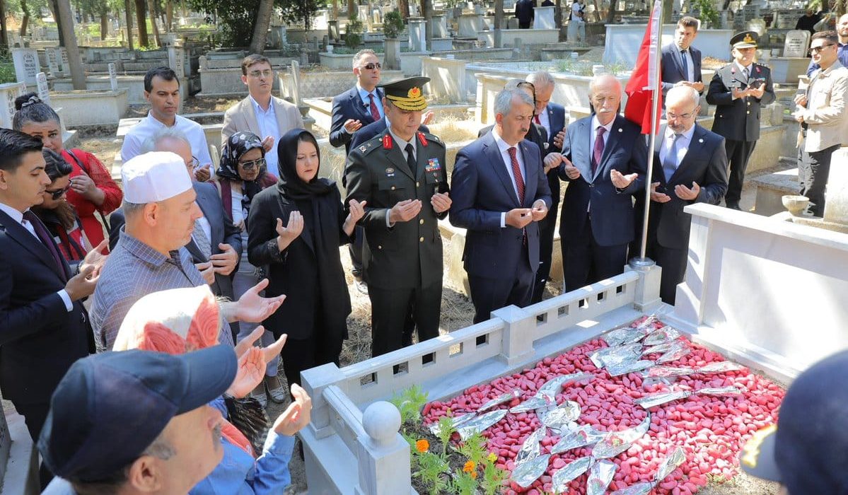 Edirne Valisi Şehit Kabirlerini Ziyaret Etti