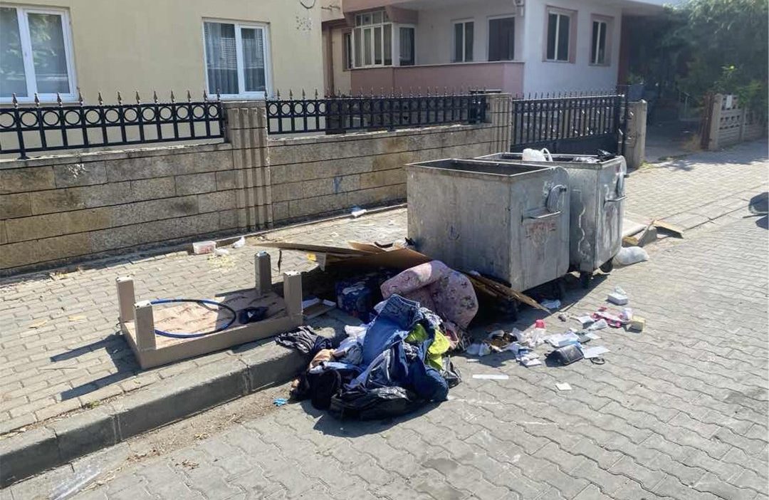 Eski mobilyalar kaldırımı işgal etti, yaya geçişi engellendi