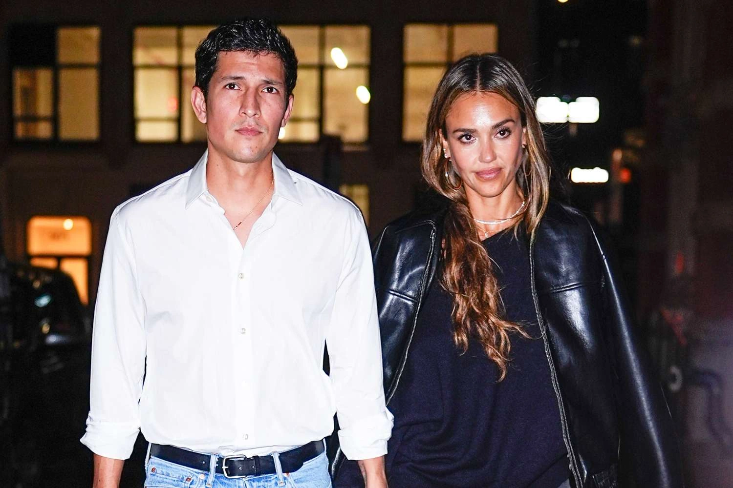 Jessica Alba ve Danny Ramirez İtalya’da Aşk Pozu Verdi