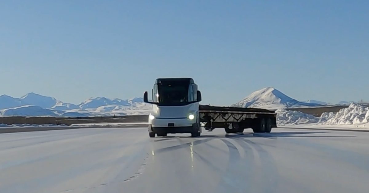 Musk’tan Tesla Semi İçin Otonomi Sözü: Bir Yıl Daha Bekleyin