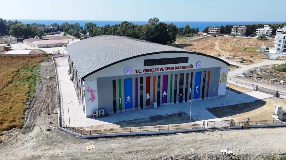 Arsuz’a 1000 kişilik modern spor salonu hizmete girdi