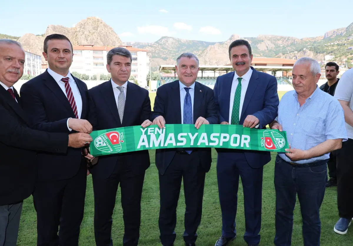 Bakan Bak, Amasya’daki stadyumda incelemelerde bulundu