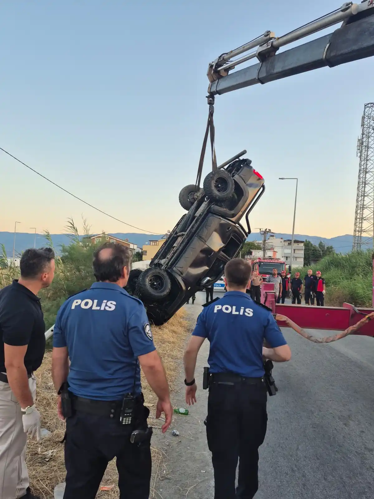 Edremit’te kamyonet dereye uçtu: 2 ölü, 1 yaralı