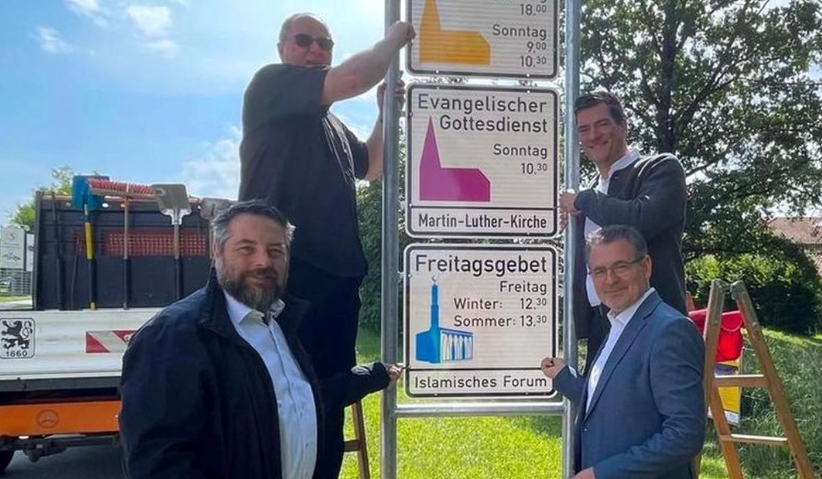 Almanya’da İlk: Penzberg’de Tabelalara Cuma Namazı Saati Eklendi