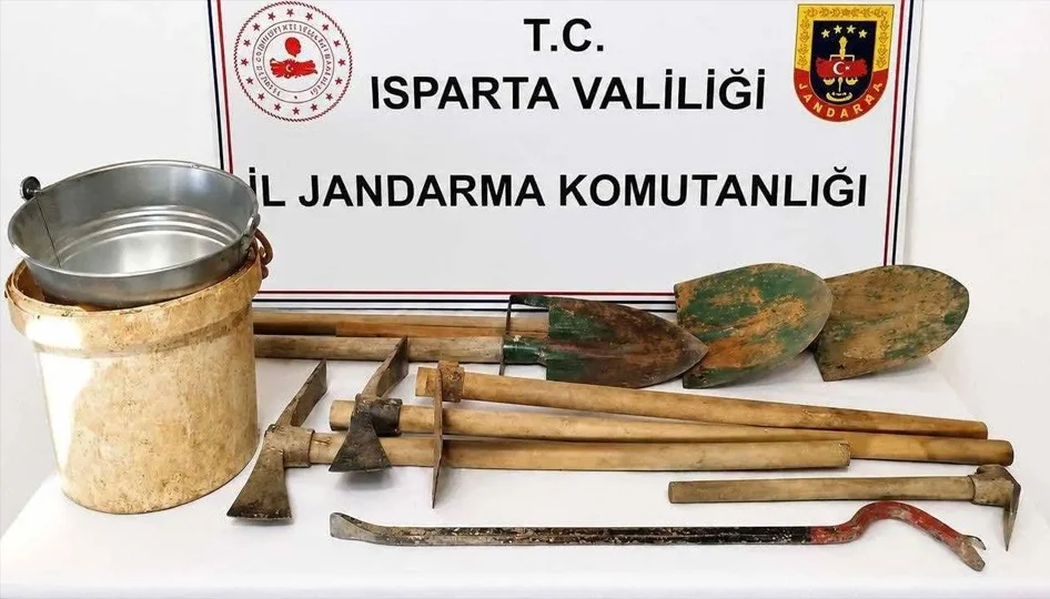 Isparta’da kaçak kazı operasyonu: Bahçede 3 çukur bulundu