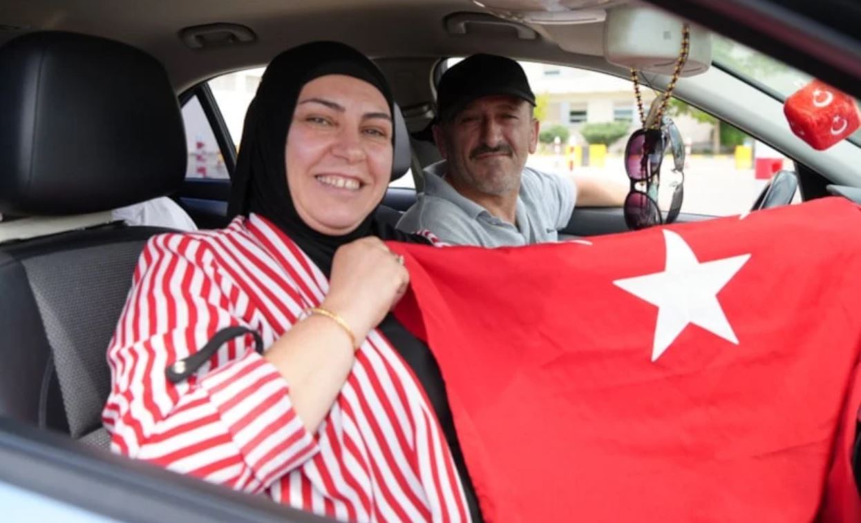 Kapıkule’de Gurbetçi Akını: Bayrağı Görünce Yorgunluk Bitiyor