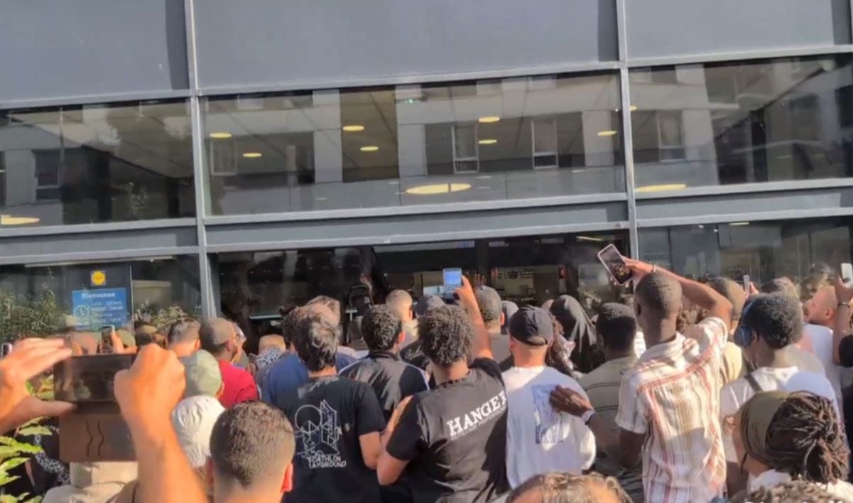 Fransa’da Klima İzdihamı: Lidl Kapısı Kırıldı