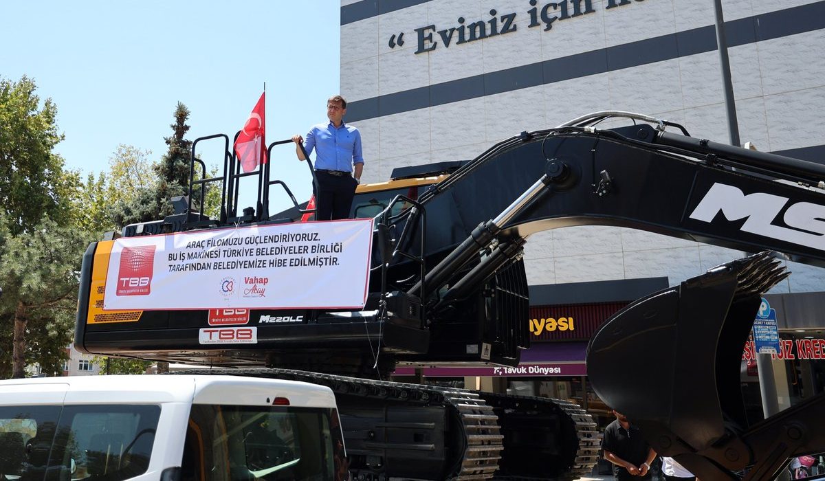 Çerkezköy Belediyesi’ne Hibe İş Makinesi Teslim Edildi