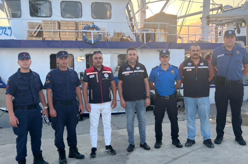 Enez Balıkçı Barınağı'nda trol teknesi denetimi yapan ekipler
