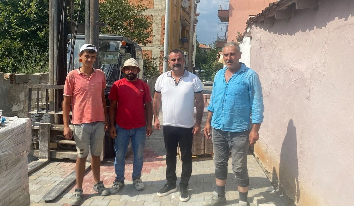 Uzunköprü’de Parke Taş Çalışmaları Sürüyor