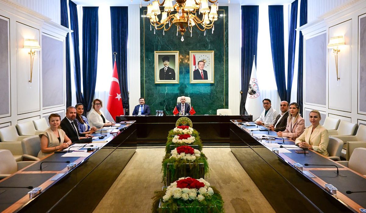 Sağlık Hizmetlerinde Yeni Dönem: Vali Turan Başkanlığında Kritik Toplantı
