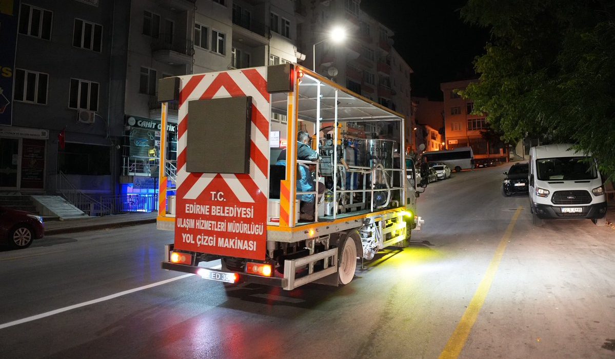Gece Yarısı Yol Çizgileri Yenileniyor
