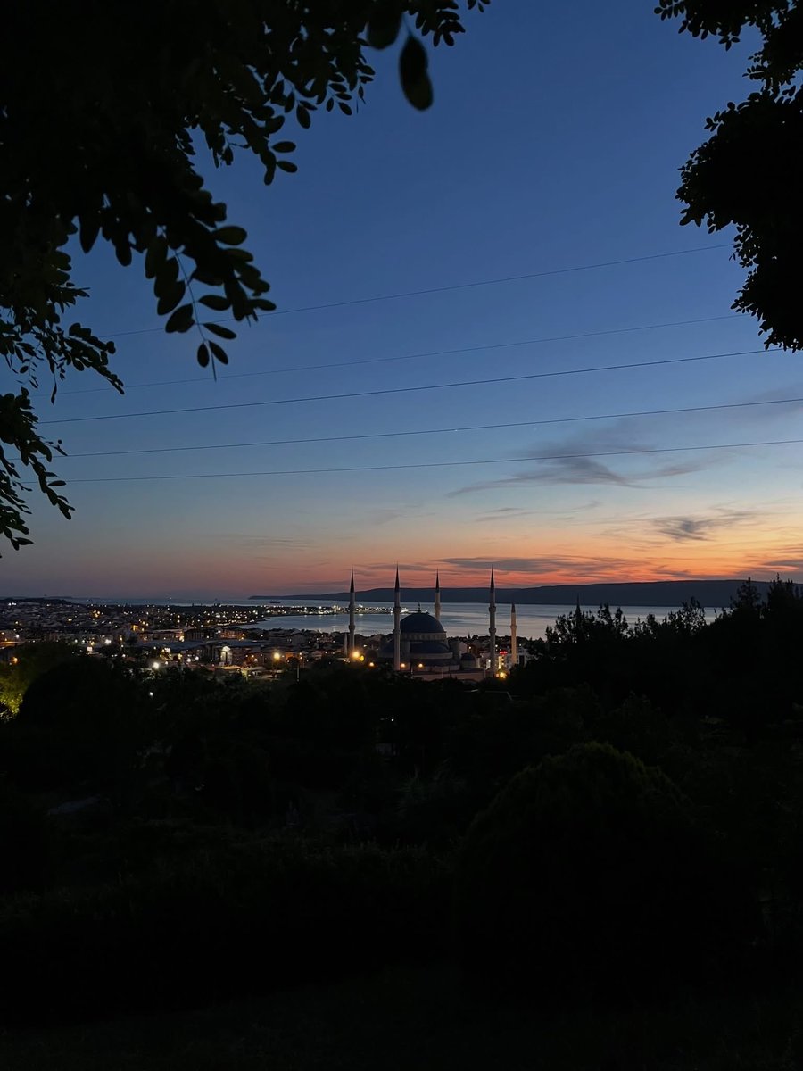 Kampüsün Ruhu: ÇOMÜ Öğrencilerinin Objektifinden Cuma Fotoğrafları