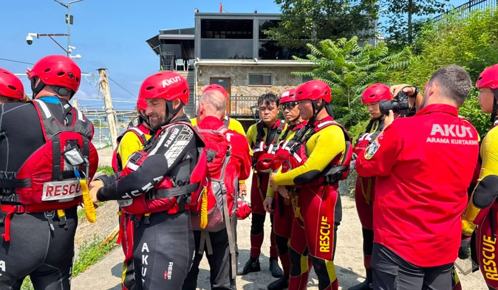 AKUT ve Tayvan'ın elit arama kurtarma ekibi TSSRT, Rize ve Trabzon'da akarsu kurtarma ve afet yönetimi üzerine kapsamlı saha eğitimleri düzenledi. Türkiye ve Tayvan arama kurtarma iş birliği detayları haberimizde.