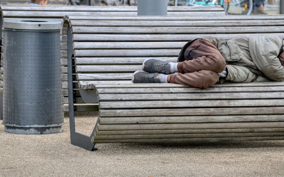 72 Yaşındaki Emekli Kira Borcu Yüzünden Sokakta Kaldı
